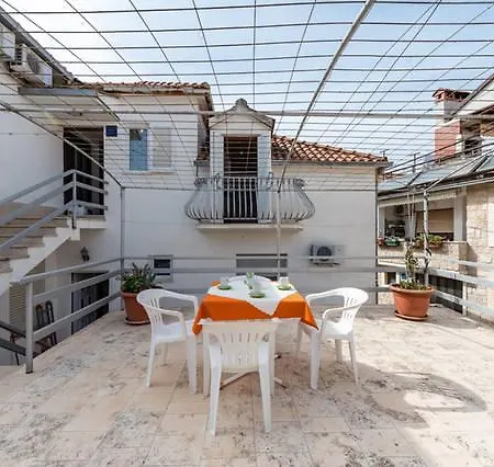 Lima Lazaneo Jelsa (Hvar)